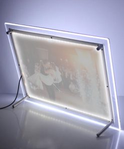 תמונה מוארת עם מעמד