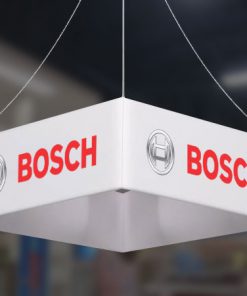 שלטים נתלים מהתקרה