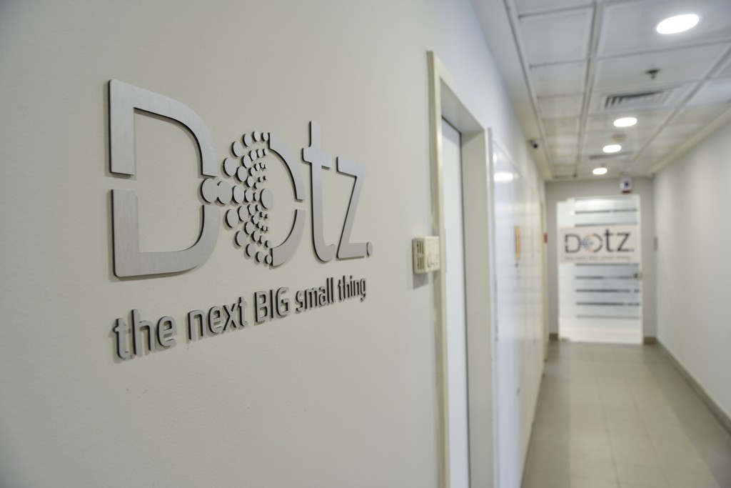 אותיות חתוכות אלוקובונד מוברש DOTZ