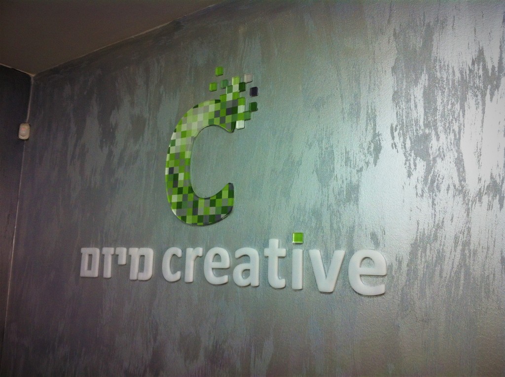 אותיות בולטות מיזם קריאטייב