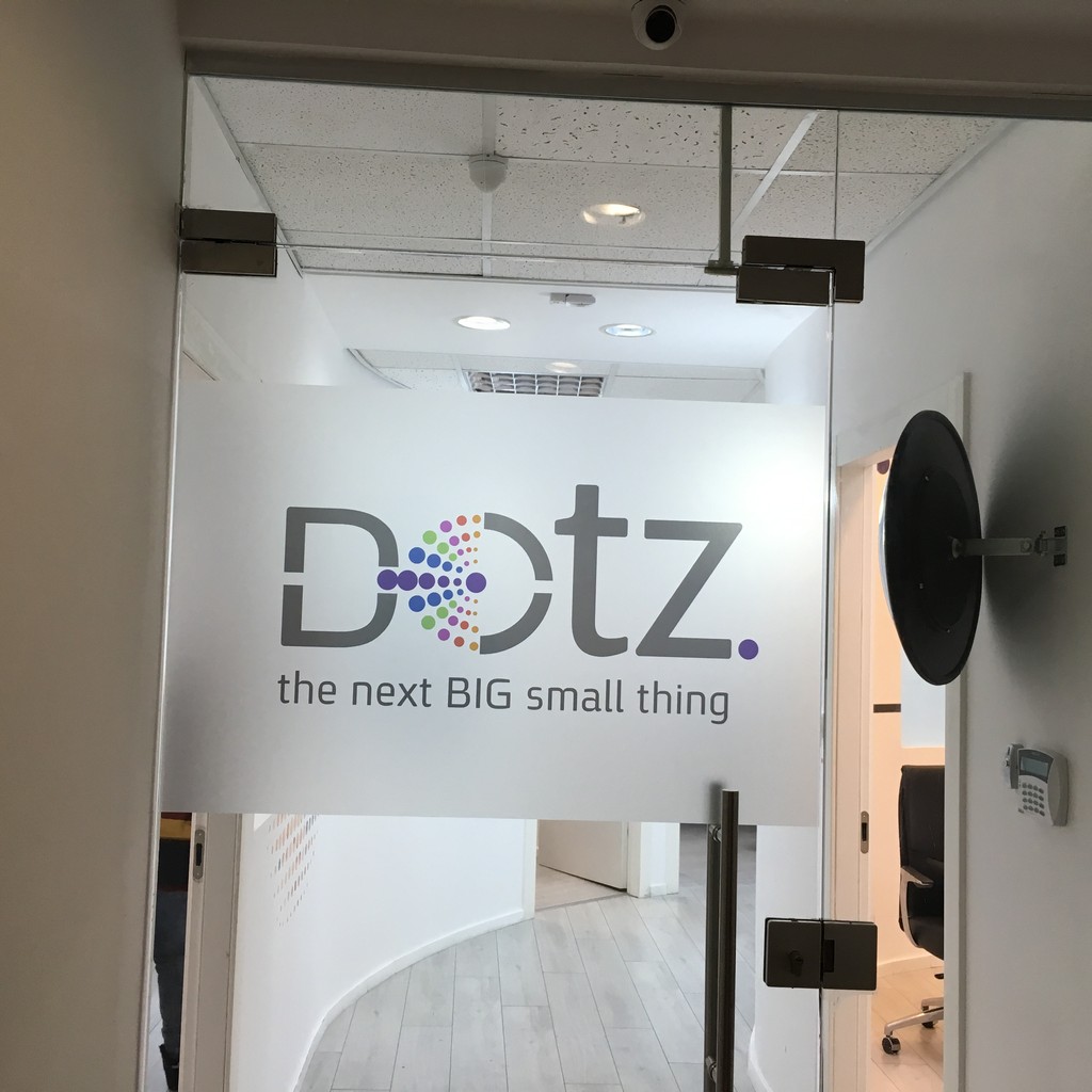 מדבקת התזת חול לוגו DOTZ