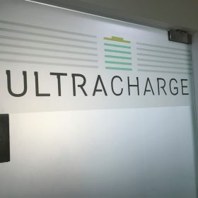 מדבקת התזת חול לוגו לדלת ULTRACHARGE