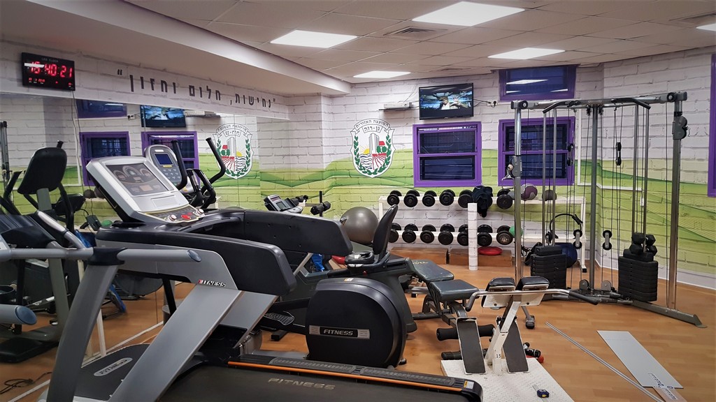 מדבקת קיר מכון כושר גן רוה