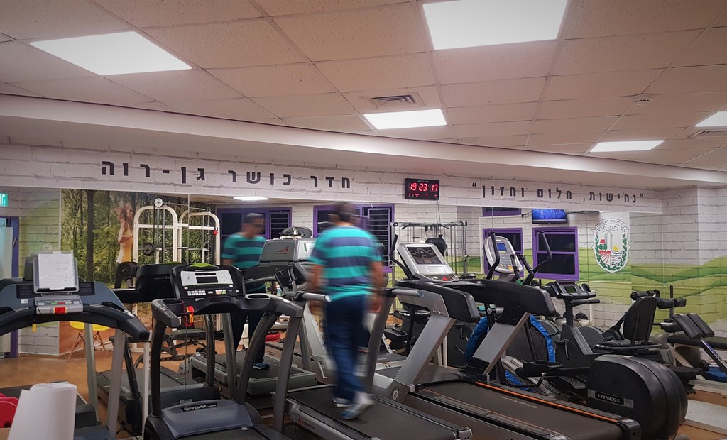 מדבקת קיר מכון כושר גן רוה