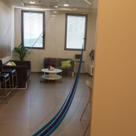 מדבקה צורנית לזכוכית אומניסיס