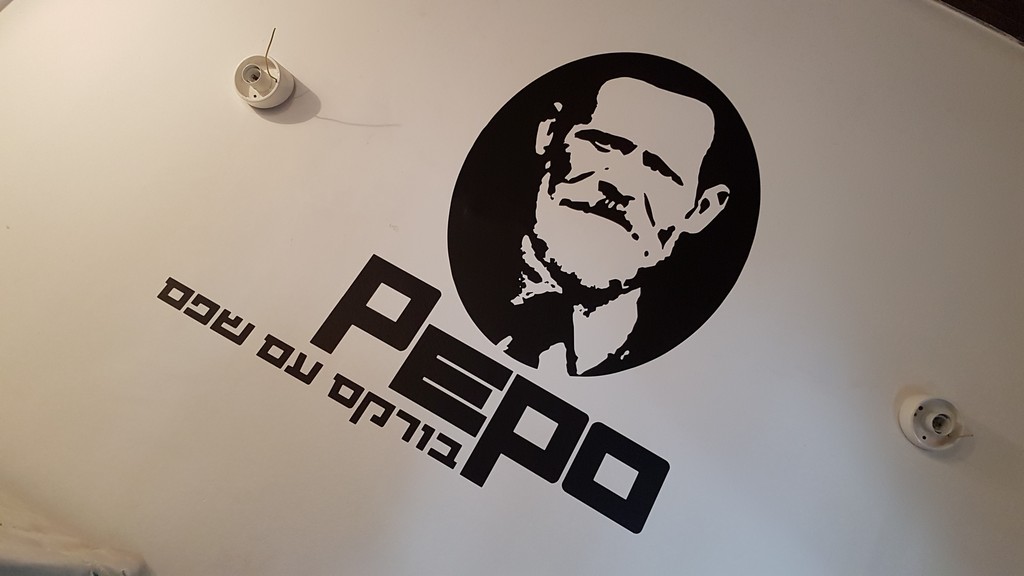מדבקת צורנית לקיר PEPO בורקס