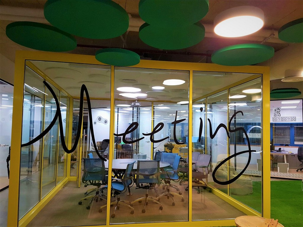 מדבקה צורנית לחדר דיונים