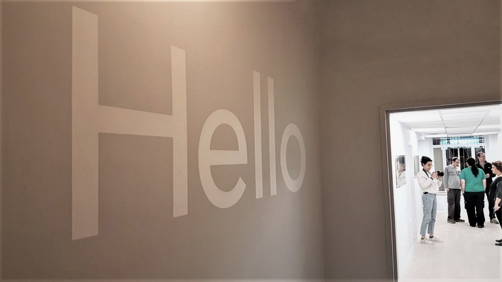 מדבקה צורנית HELLO