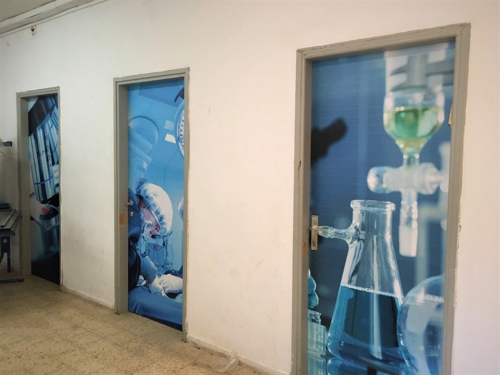 מדבקות לדלת רפואה