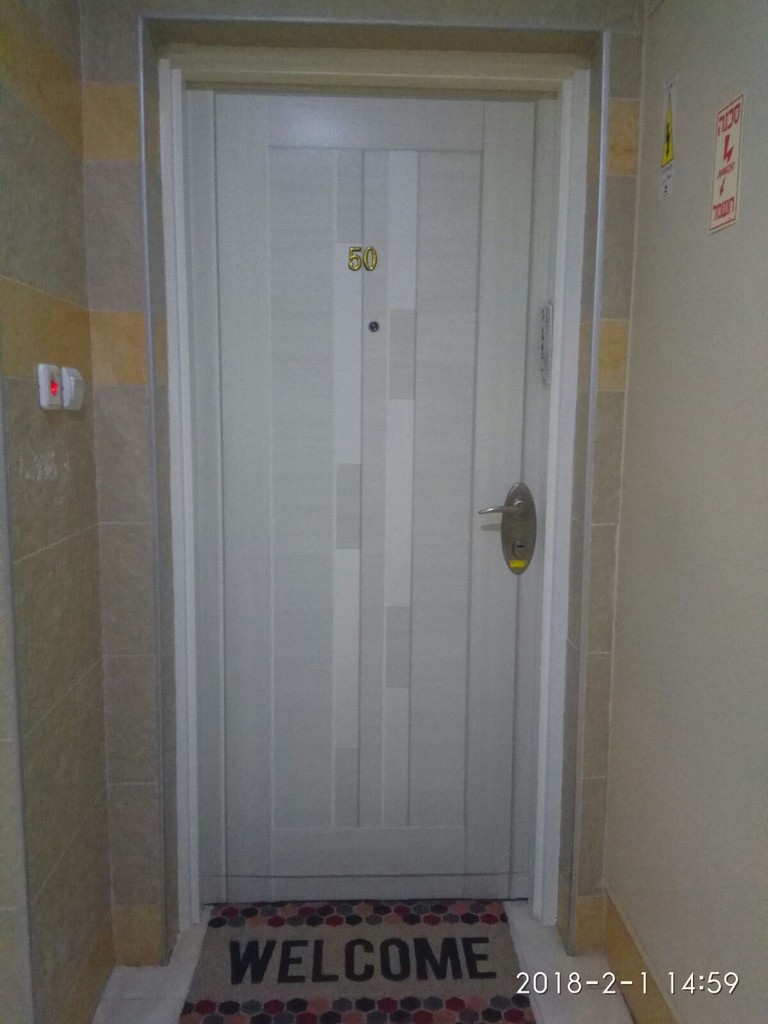 חידוש דלתות במדבקה