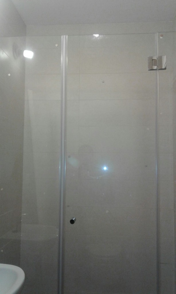 מקלחון זכוכית