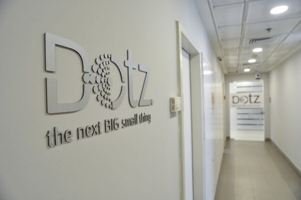 לוגו מובלט אלומיניום DOTZ