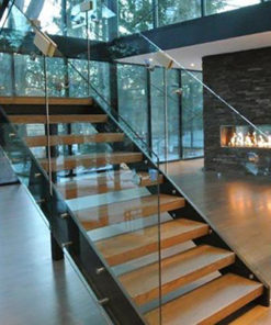 מעקות זכוכית